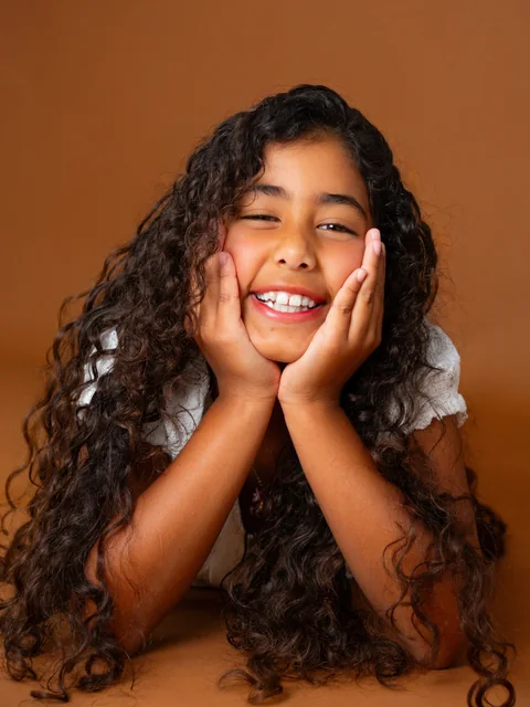 Retrato espontáneo de una persona sonriendo